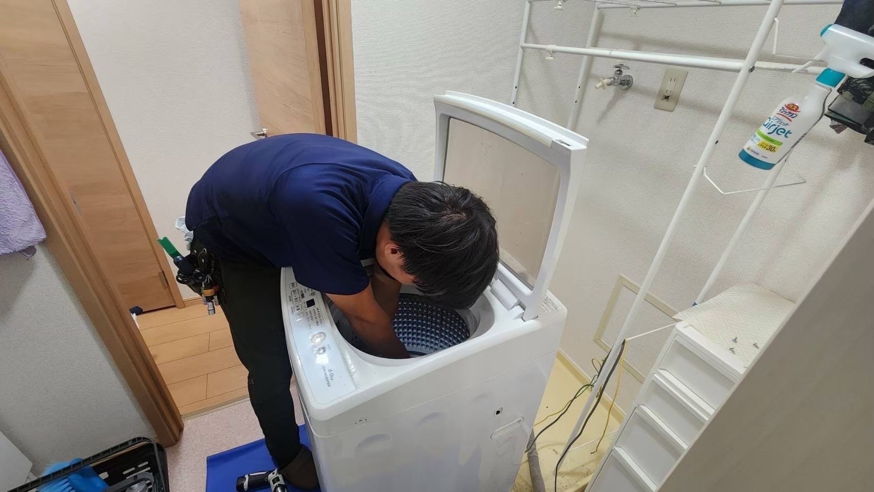 洗濯機クリーニング作業風景