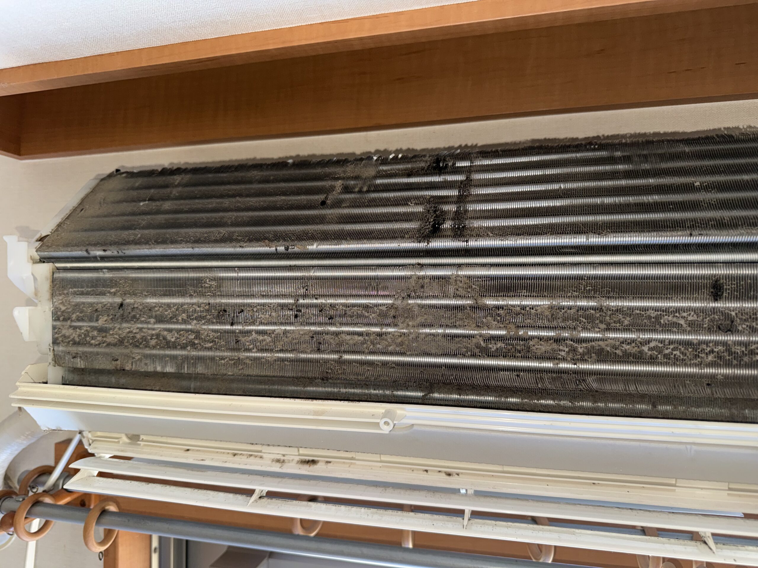洗浄前のエアコン熱交換器に付着したホコリと汚れ